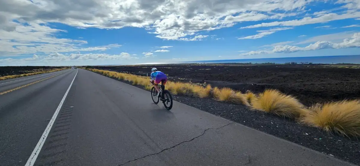 Radfahrerin auf dem Queen K Highway durch die Lavafelder von Hawaii