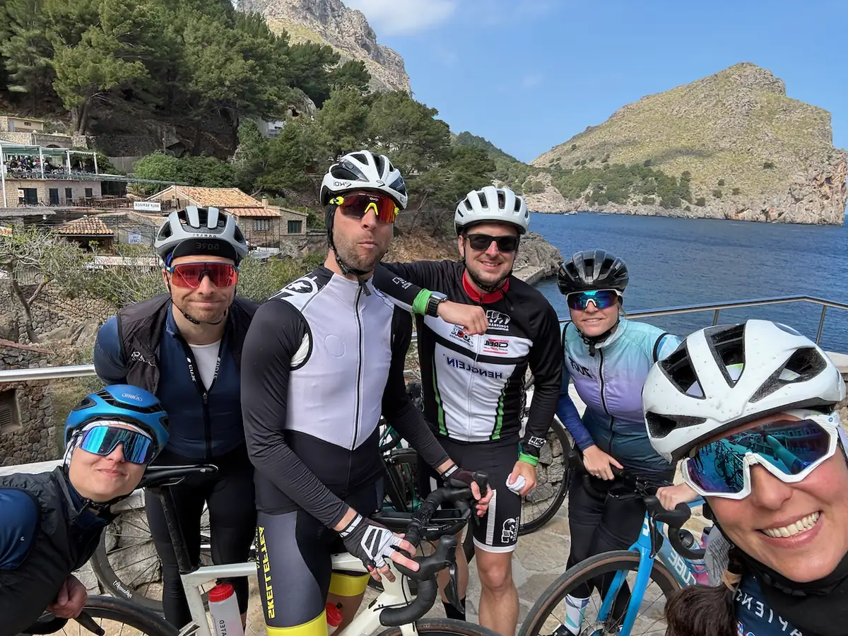 Gruppe von Radsportlerinnen und Radsportlern bei einer gemeinsamen Ausfahrt